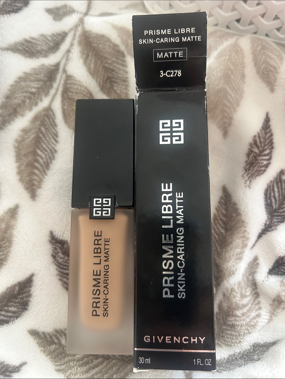 Givenchy Prisme Libre Skin-Caring Matte Foundation - Beige (3-C278)